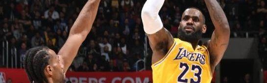 詹姆斯末节5三分演21分逆转 关键球数据历史封王！